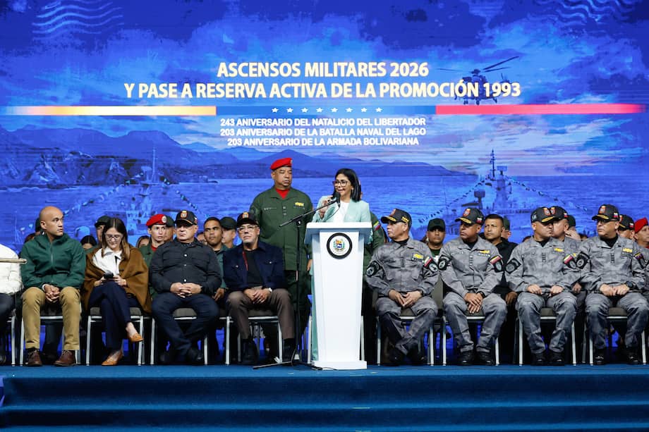Fotografía cedida por el Palacio de Miraflores que muestra a Delcy Rodríguez (c) hablando durante el acto de ascensos de la Fuerza Armada Nacional Bolivariana el viernes, en Caracas (Venezuela).
