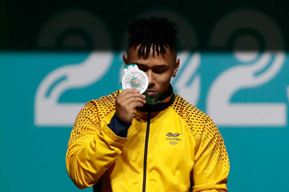 Luis Javier Mosquera, de Colombia, posa con la medalla de plata en el podio de la prueba 73kg masculina de levantamiento de pesas.
