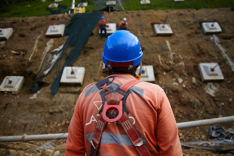 Según el Invías, la atención del sitio crítico se realiza a través de tres frentes en los que trabajan 50 personas entre ingenieros, geólogos, geotecnistas, topógrafos, operarios de maquinaria, auxiliares y personal de seguridad y salud.