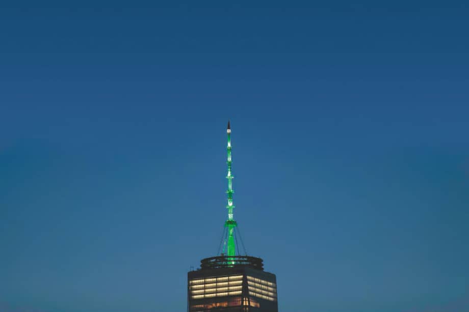 El World Trade Center y otros monumentos encendieron una luz verde en protesta por la decisión de Donald Trump. /
