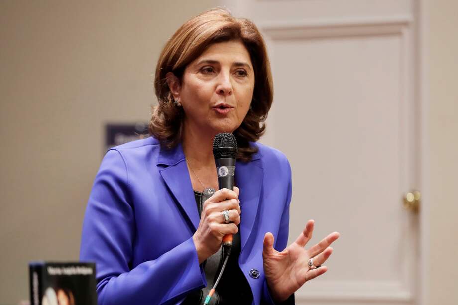 María Ángela Holguín mientras habla durante la presentación de su libro "La Venezuela que viví", en la Biblioteca del Gimnasio Moderno en Bogotá (Colombia).
