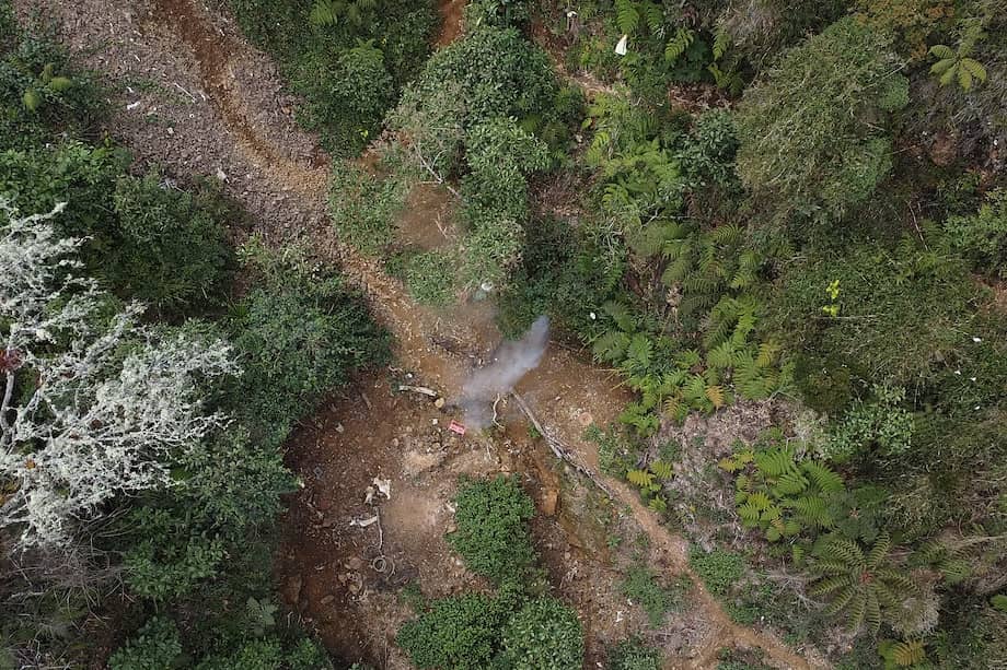Vista aérea de una mina de oro ilegal destruida en el Parque Natural Farallones, cerca de Cali, Valle del Cauca, Colombia, en noviembre de 2024.