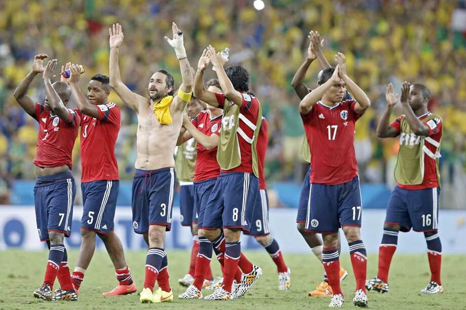 Los jugadores de la selección de Colombia se despiden del público de Fortaleza tras caer eliminados en cuartos ante Brasil. / EFE