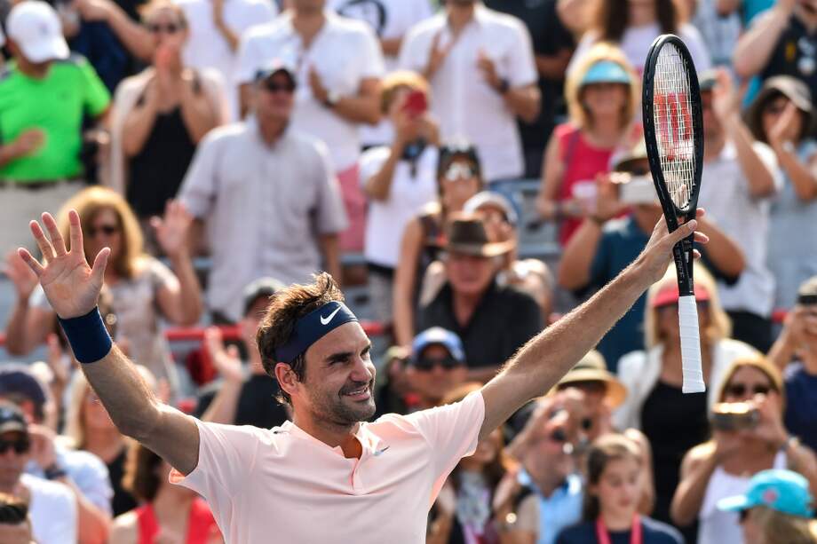 El suizo Roger Federer celebra tras vencer al español Roberto Bautista en el Masters 1.000 de Montreal. / AFP