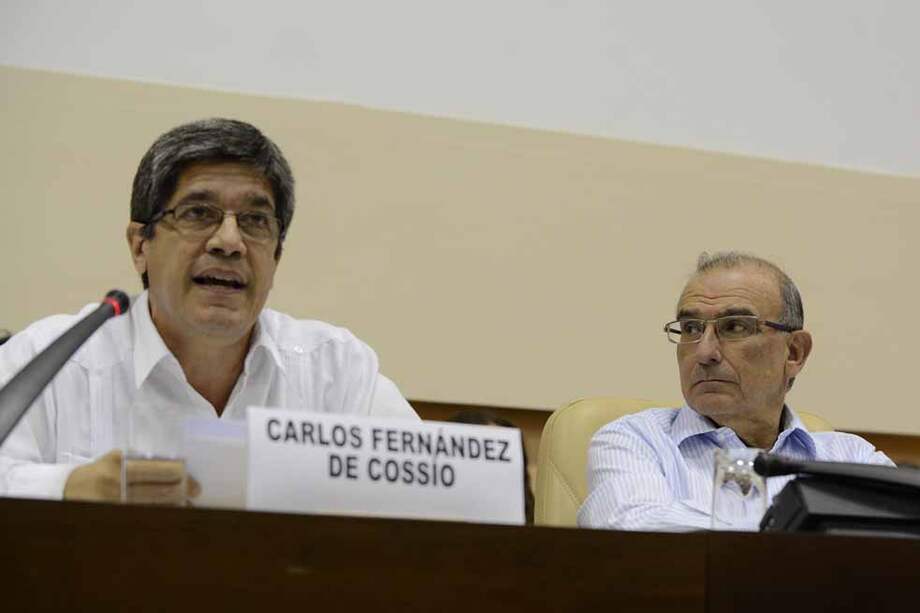 El representante de Cuba, uno de los países garantes, lee el comunicado conjunto en el que se informa sobre la firma de un acuerdo en el primer punto de la agenda de diálogos. / AFP