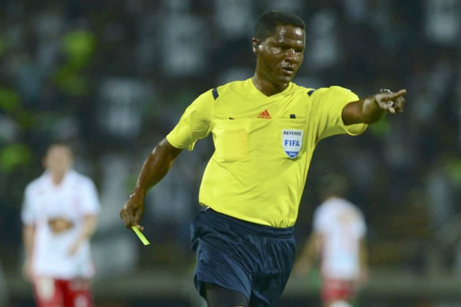 José Argote sancionó un penal dudoso a favor de Nacional y expulsó controversialmente a un jugador de Huracán. / AFP