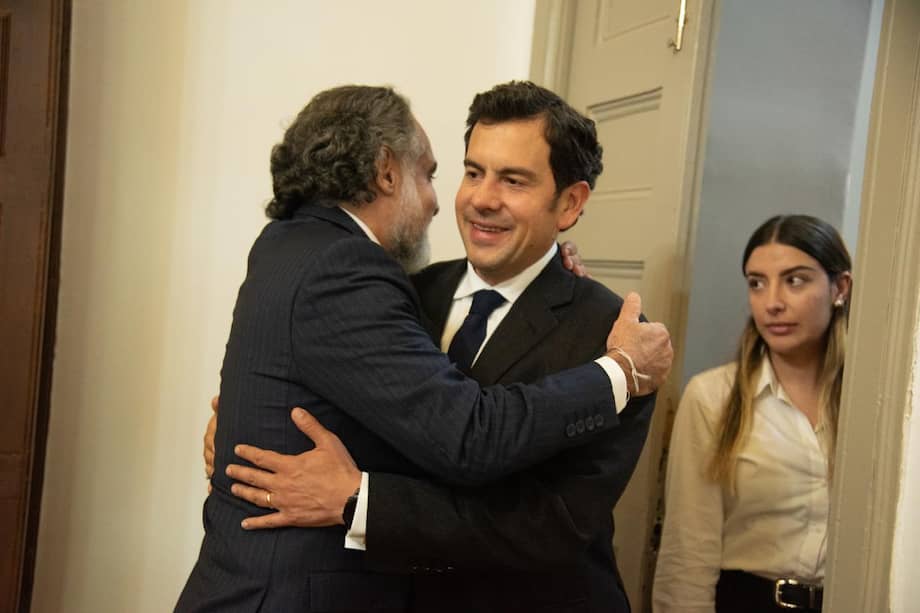 El ministro del Interior, Armando Benedetti, recibió a su futuro sucesor, Rodrigo Lara Restrepo, en la sede de ese ministerio.