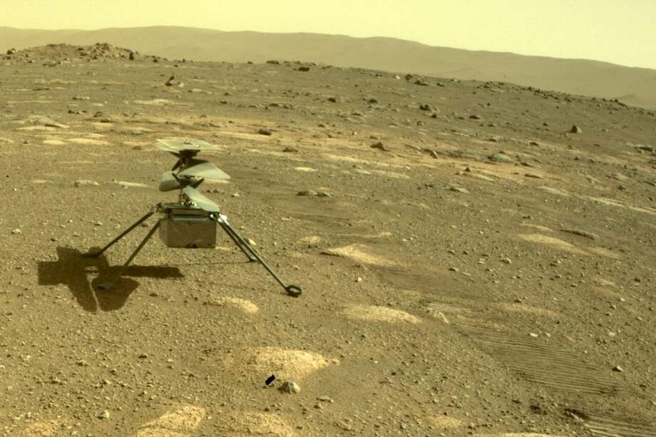 El helicóptero Ingenuity de la NASA visto desde la cámara de peligro trasera del rover Perseverance el 4 de abril de 2021.