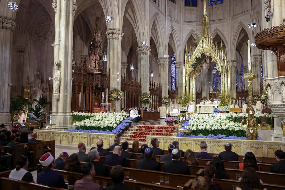 Personas asisten a una misa por el eterno descanso del papa Francisco en la Catedral de San Patricio, en Nueva York.