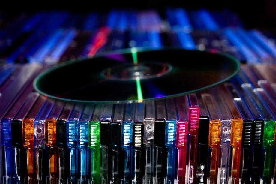 Un estudio europeo sugiere que las descargas ilegales incentivan la venta de música en línea. / 123rf