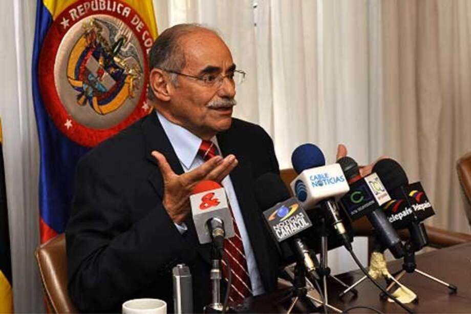 Horacio Serpa insta a Uribe a respetar la democracia