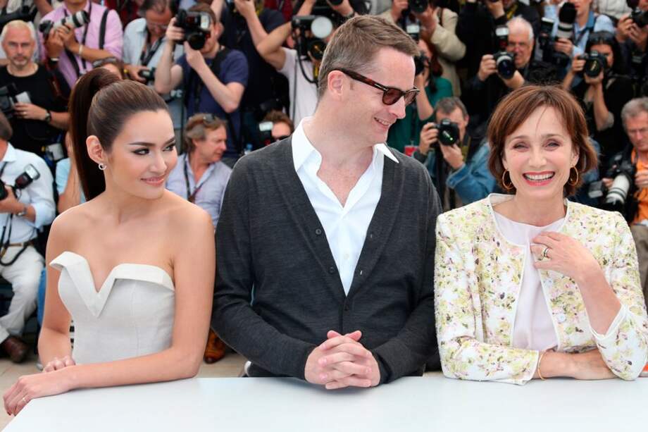 Rhatha Phongam, el director Nicolas Winding Refn y la actriz Kristin Scott Thomas.
