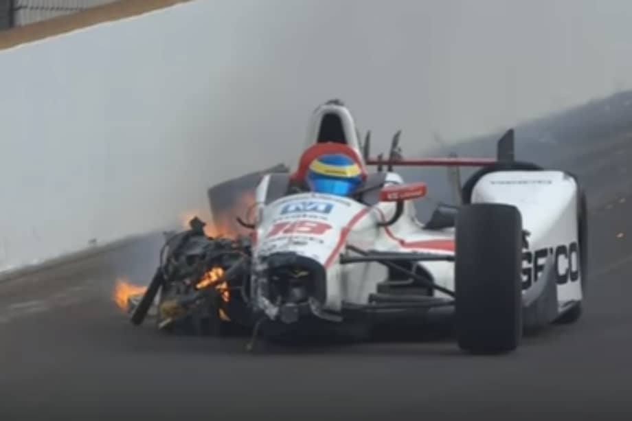 Así quedó el carro de Sébastien Bourdais tras estrellarse en la prueba de clasificación de la Indy 500.