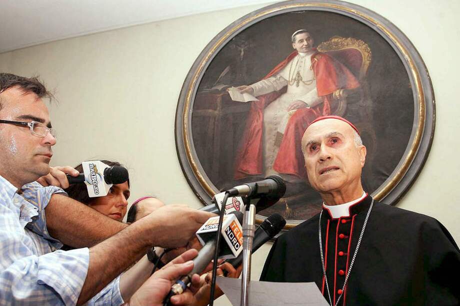 Tarcisio Bertone, secretario de Estado del Vaticano, asume hoy las funciones papales. Controla todos los órganos políticos del Vaticano. / EFE