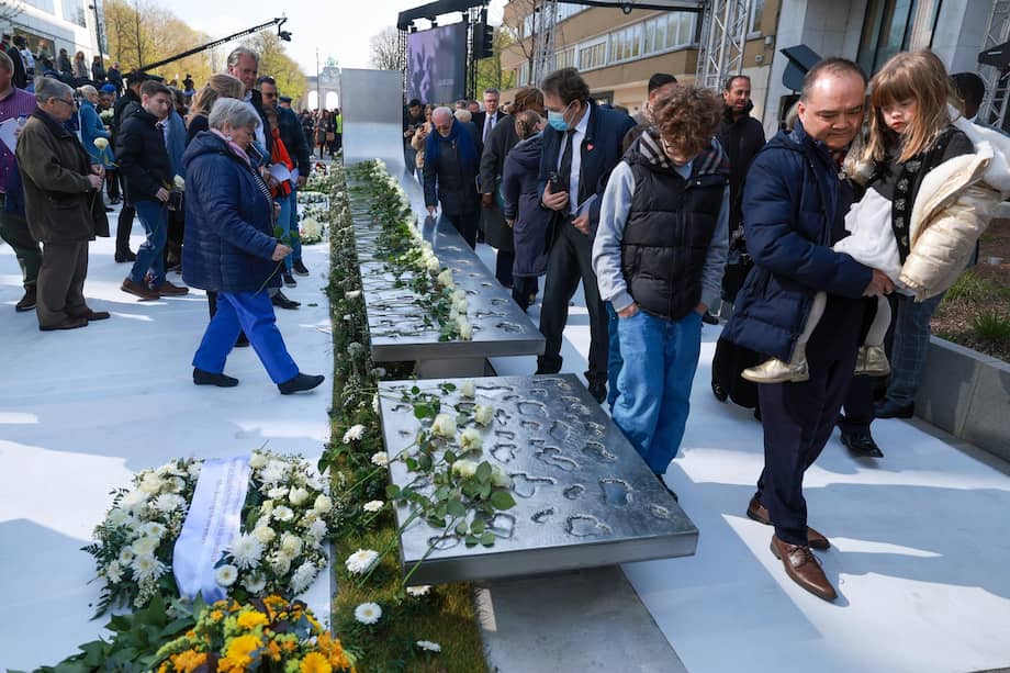 Miembros del público participan en una ceremonia conmemorativa por el décimo aniversario de los atentados de Bruselas en Bruselas, Bélgica, el 22 de marzo de 2026.
