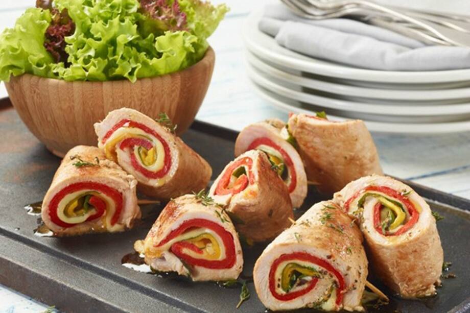 Rollo de bola de pierna de cerdo con pimentón ahumado, queso, albahaca y mango