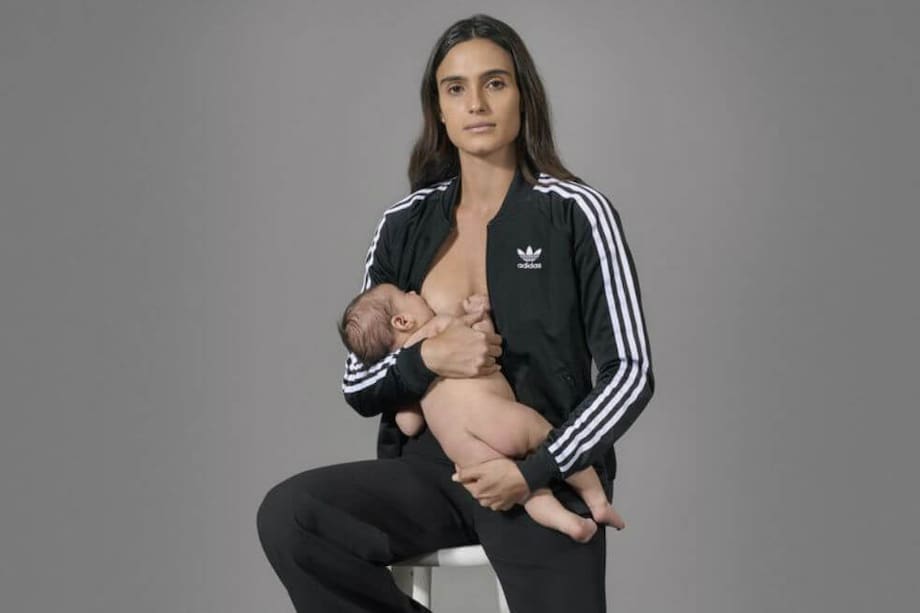 La modelo Isabela Rangel Grutman aparece amamantando a su bebé. / Cortesía adidas