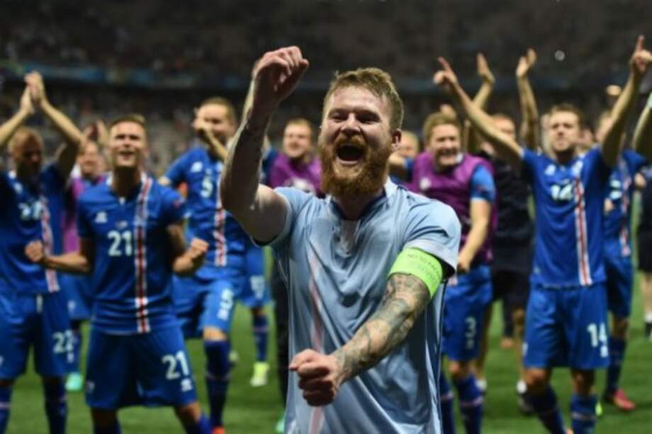 Los jugadores de Islandia celebran su victoria contra Inglaterra./ Foto: AFP