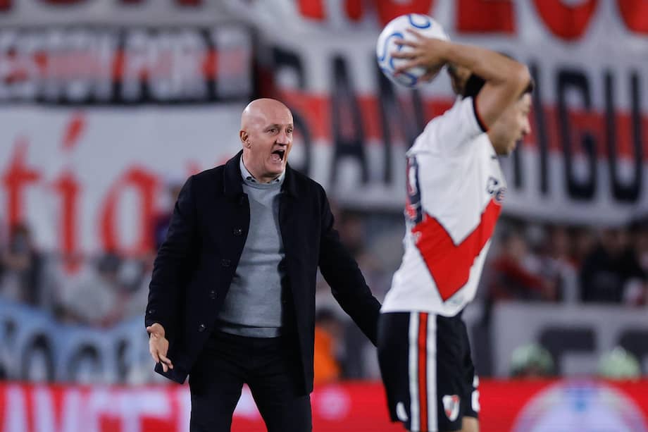 Pablo Repetto, técnico cardenal. durante el partido entre River Plate y Santa Fe disputado en el Monumental de Buenos Aires.
