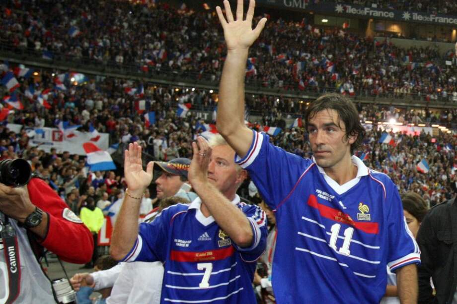 Robert Pires (d) en un partido de exhibición de los campeones del mundo de Francia 1998. / AFP