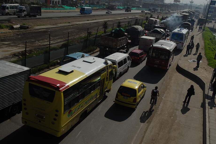 El equipo, de más de 600 científicos, recolectó más de 3.700 muestras en estaciones de metros, buses, barandas y asientos de transporte público. / Archivo EFE