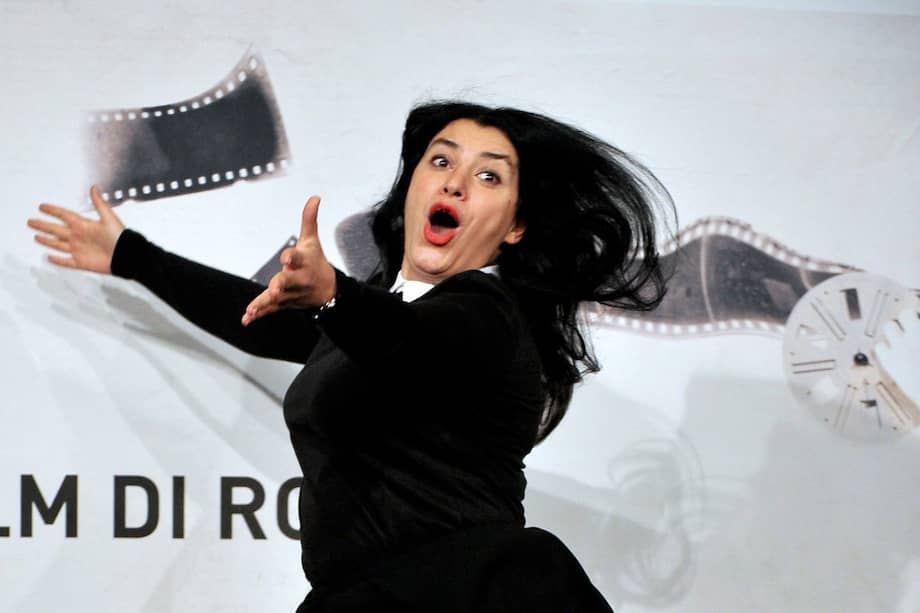 La escritora y directora de cine iraní Marjane Satrapi posa durante la sesión fotográfica de su última película, "La banda de los Jotas", en Roma.