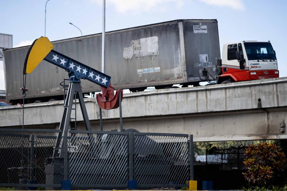 Escultura de balancín de petróleo de la estatal Petróleos de Venezuela (PDVSA).