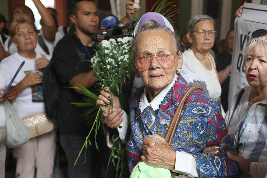 Carmen Navas, madre de Víctor Quero Navas, asiste a una misa en honor a su hijo, cuya muerte bajo custodia del Estado.
