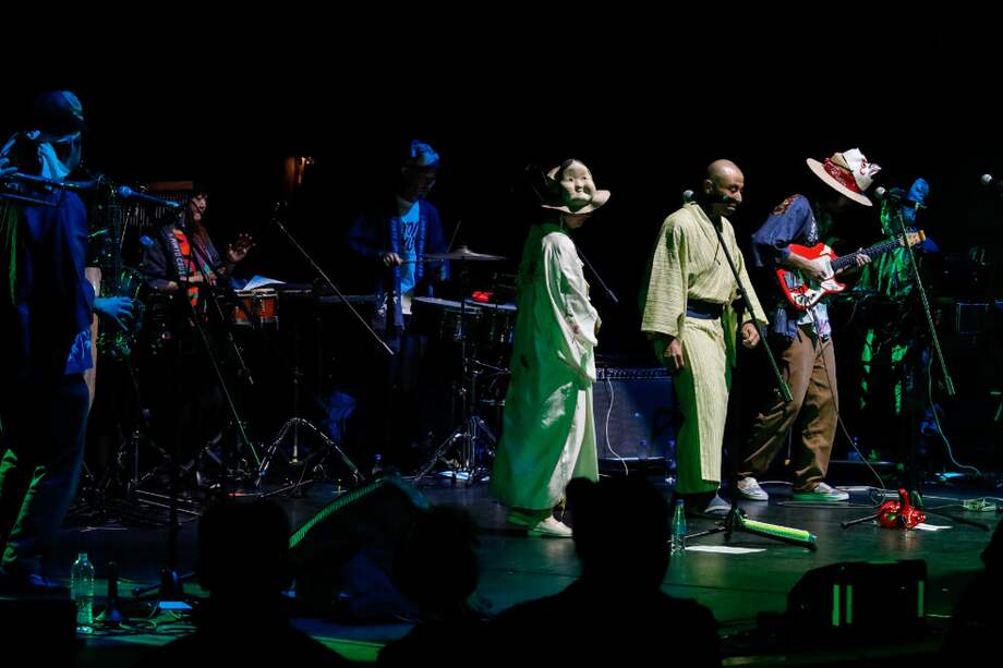 Con kimonos, máscaras y atuendos característicos de la cultura de su país, los integrantes de Minyo Crusaders ofrecieron una amplia gama de sonidos, que prácticamente logran sintetizar Asia, América y África. / Juan Santacruz