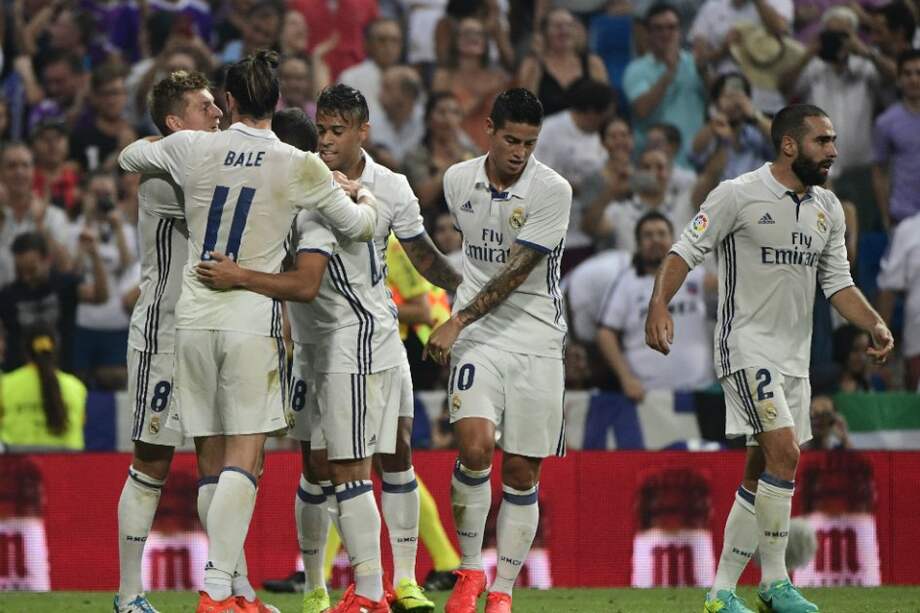 Los jugadores de Real Madrid celebran el gol del alemán Toni Kroos, que les dio la victoria. / AFP