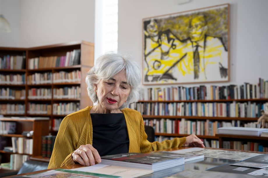 La presidenta de la Fundación José Saramago, Pilar del Río, en A Casa, la vivienda y biblioteca que compartió con el Nobel portugués en Tías (Lanzarote) y que cumple 15 años abierta al público.