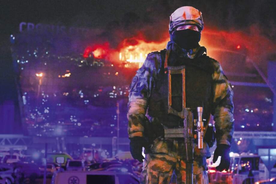 La sala de conciertos, con capacidad para 6.200 personas, estaba llena. Los atacantes, que lograron huir, también provocaron un incendio en el edificio.