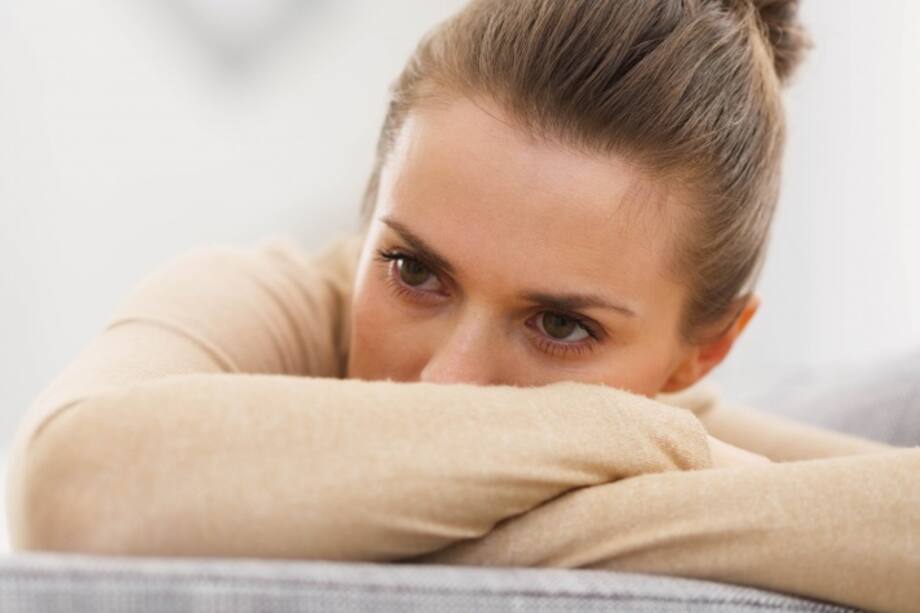 Mujer triste en un mueble