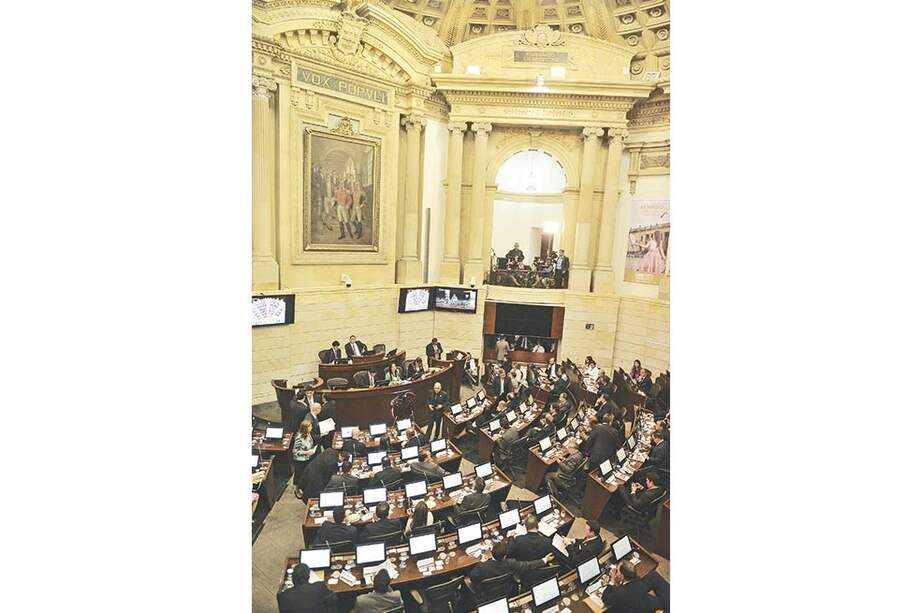 Setenta congresistas actuales están cuestionados por sus supuestos vínculos con ilegales. / Andrés Torres