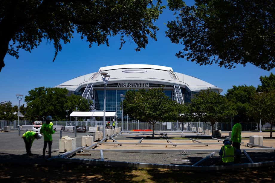 Personas trabajan a las afueras del estadio AT&T, que recibirá varios partidos del Mundial en Dallas (Estados Unidos).