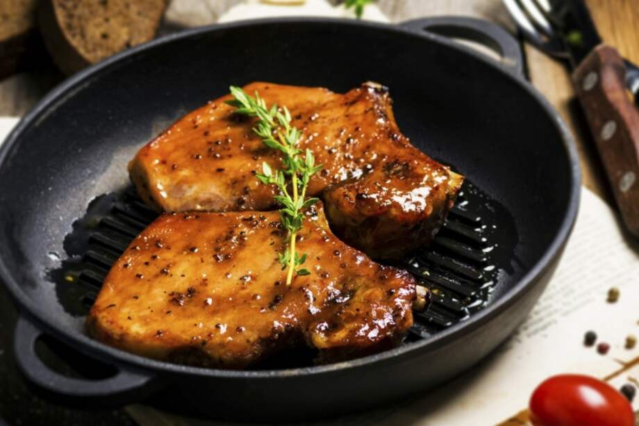 Chuletas de cerdo con salsa paprika y manzana