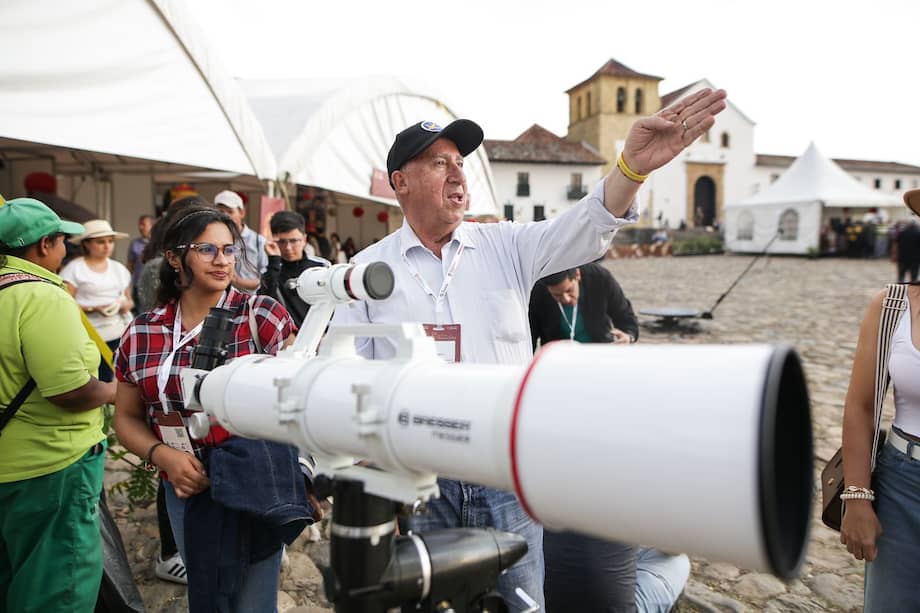 El festival de astronomia de Villa de Leyva busca involucrar a las comunidades locales, así como a turistas interesados en explorar y aprender sobre el universo. Además, se discuten temas relacionados con la contaminación lumínica y la necesidad de una iluminación adecuada para proteger los cielos estrellados y facilitar la observación astronómica
