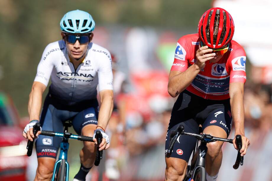 MADRID, 10/09/2022.- El ciclista belga Remco Evenepoel (d), virtual vencedor de la Vuelta 2022, llega a meta tras la 20ª etapa de la Vuelta 2022 entre Moralzalzal y el Puerto de Navacerrada, este sábado. EFE/ Javier Lizón