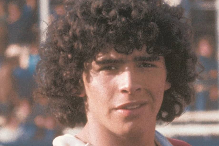El 20 de octubre de 1976, Maradona debutó como profesional en un partido entre Argentinos Juniors y Talleres de Córdoba.