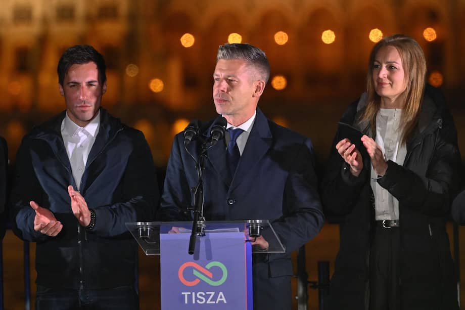 El presidente del opositor Partido Tisza, Peter Magyar (C), se dirige a sus partidarios después de que su partido obtuviera una victoria aplastante en las elecciones generales en Budapest, Hungría, el 12 de abril de 2026.