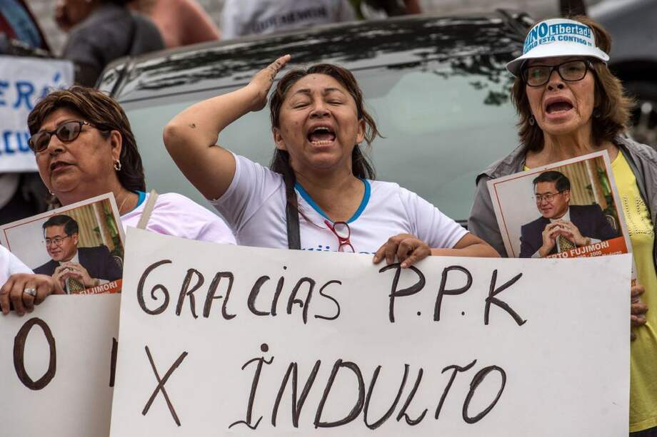 Según sondeos recientes, el 65 % de los peruanos estaban de acuerdo con perdonar al exmandatario. / AFP