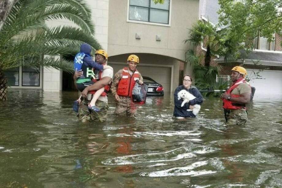 Se cree que los efectos del huracán Harvey empeoraron por el cambio climático. / Lt. Zachary West (EFE)