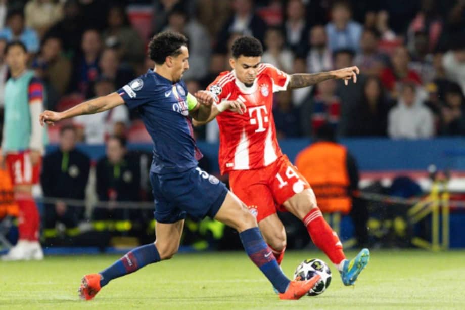 Marquinhos, marcando a Luis Díaz en el partido de PSG y Bayern Múnich.