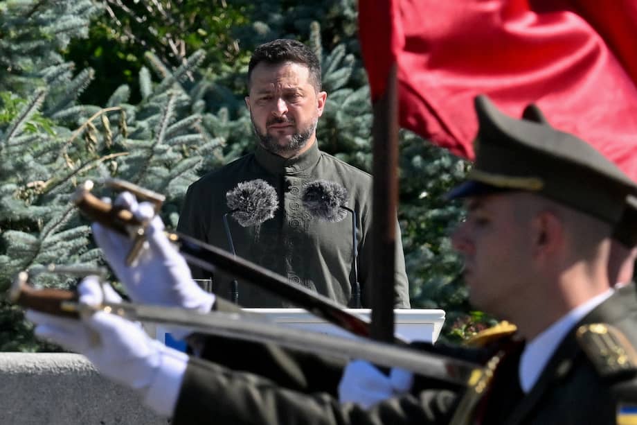El presidente de Ucrania, Volodímir Zelenski, frente a la guardia de honor ucraniana durante una ceremonia realizada en Kiev.