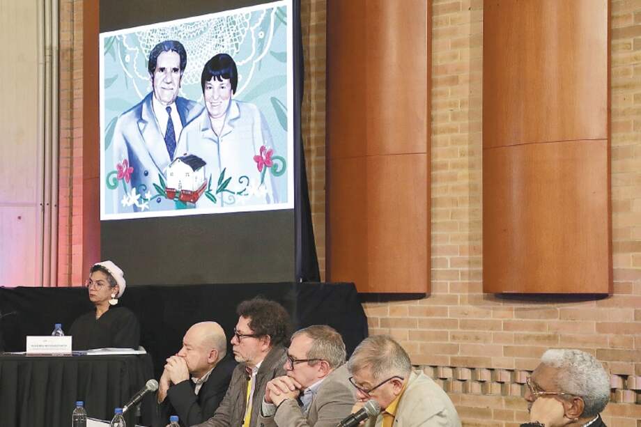 Exjefes guerrilleros escuchan a Héctor Angulo, cuyos padres, en pantalla, fueron desaparecidos. / Isabel Valdés -JEP