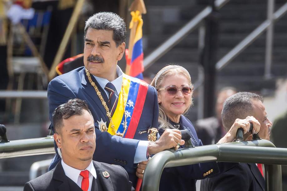 El presidente de Venezuela Nicolás Maduro (c) participa en la conmemoración de la Declaración de Independencia este viernes, en Caracas (Venezuela).