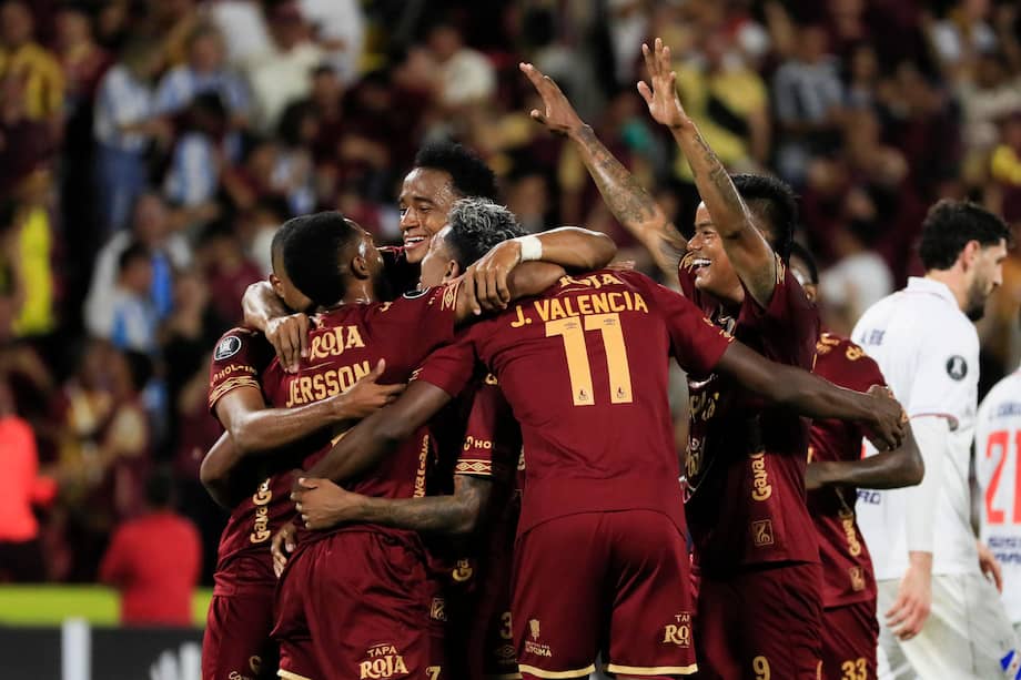 Jugadores de Tolima celebran un gol en un partido de la fase de grupos de la Copa Libertadores 2026 contra Nacional en el estadio Manuel Murillo Toro de Ibagué, Colombia.