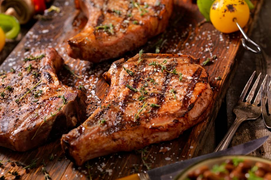 Prepara esta chuleta de cordero con vino tinto.