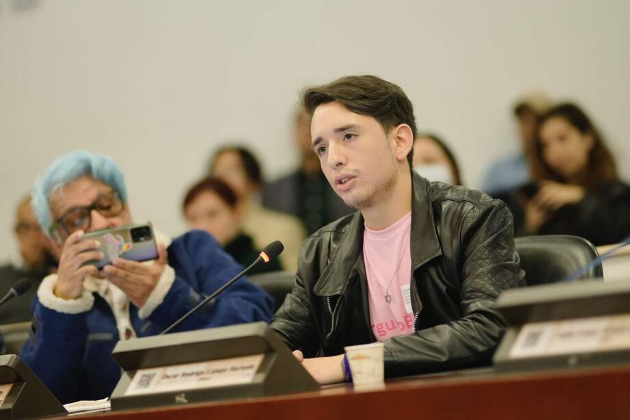 Juan Pablo Vargas, víctima de las mal llamadas "terapias de conversión", compartió su testimonio durante la audiencia pública.
