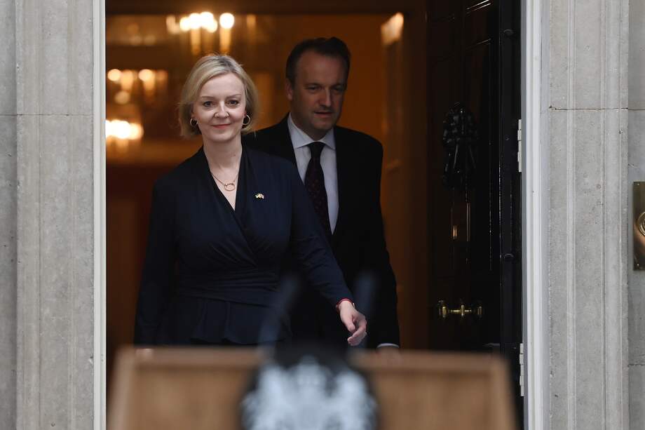 Liz Truss cedió ante los crecientes llamados para que renunciara. La funcionaria permanecerá en el poder hasta que se nombre un nuevo primer ministro.